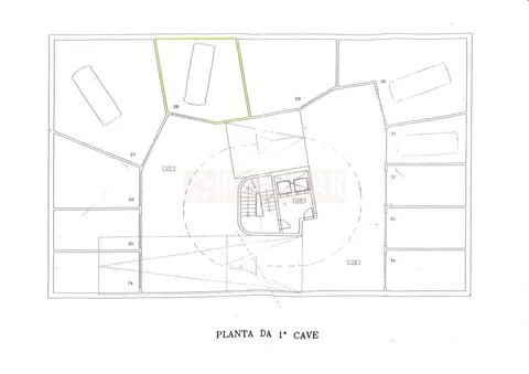 ARRENDA-SE GARAGEM EM PLENA SOLUM