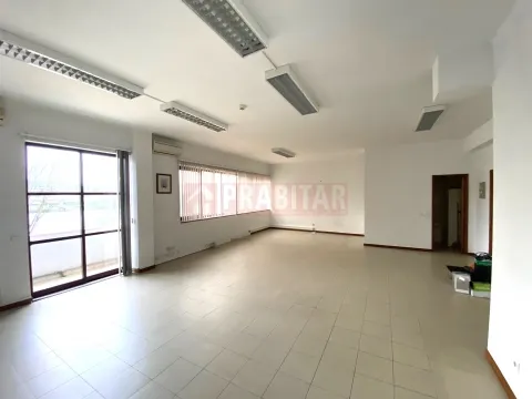 ESCRITÓRIO COM 2 APARCAMENTOS EM PLENA BAIXA DE COIMBRA