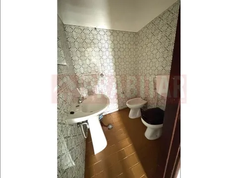 EM CELAS, ARRENDA-SE ESCRITÓRIO (registado na CRP COMO ARRUMO)