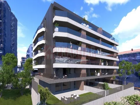 APARTAMENTO T4 NOVO COM 3 GARAGENS - PORTELA FLATS