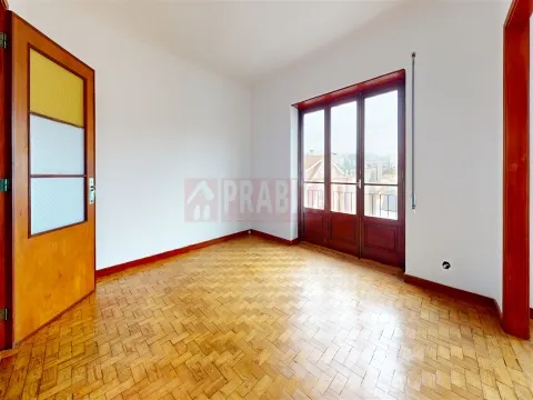 Apartamento T4 no Bairro Norton de Matos, excelente localização junto à Solum