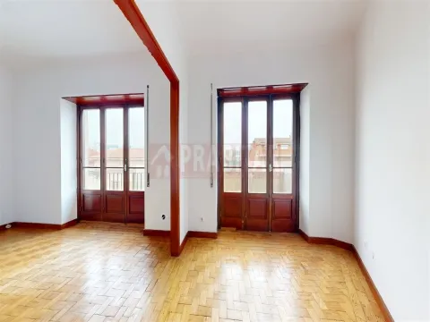 Apartamento T4 no Bairro Norton de Matos, excelente localização junto à Solum