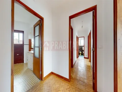 Apartamento T4 no Bairro Norton de Matos, excelente localização junto à Solum
