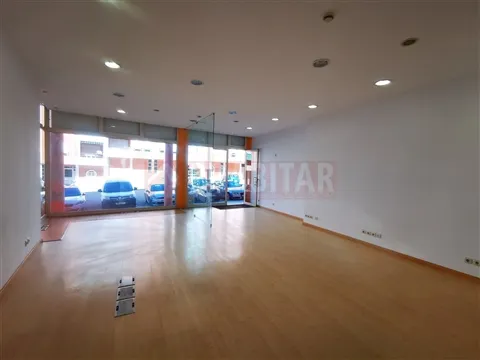 LOJA EM EXCELENTE ESTADO, ARRENDA-SE EM CELAS
