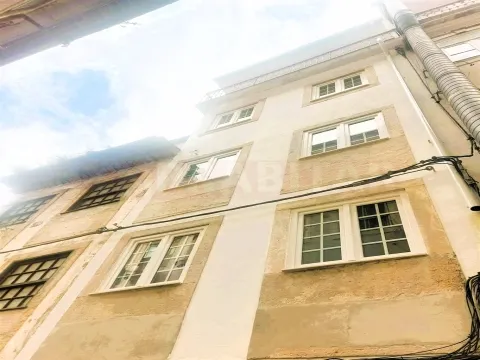 Building in downtown Coimbra, with 6 floors, being rebuilt and converted into flats. Current sale pr