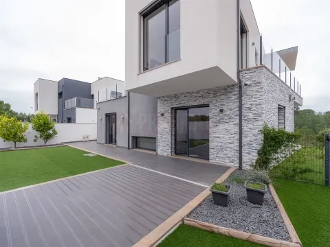 MORADIA T4 COM GARAGEM TRIPLA E LOGRADOURO