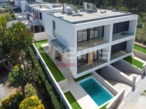 Moradia T4 na Madalena, com vista mar/ Piscina/ Jardim