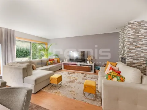 Moradia T5, com jardim e garagem para 4 carros, em Vila Nova de Gaia