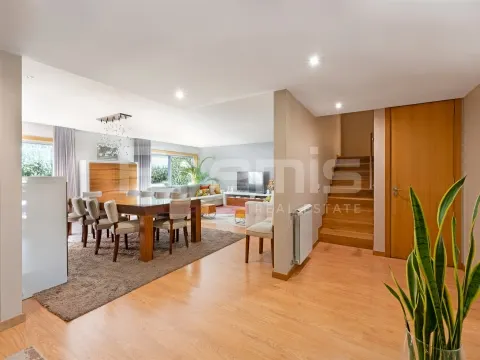 Moradia T5, com jardim e garagem para 4 carros, em Vila Nova de Gaia