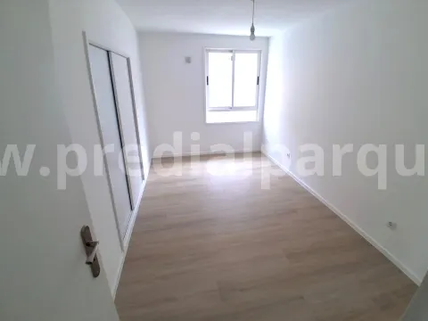 Appartement de 3 chambres entièrement rénové, idéalement situé, Baguim do Monte