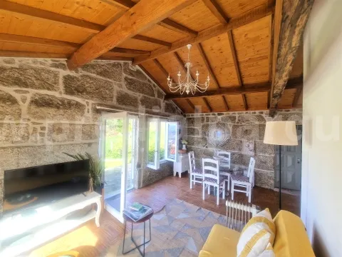 Moradia em pedra, totalmente restaurada, Vila Nova de Cerveira