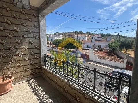 Moradia T4, no centro de Estremoz com quintal