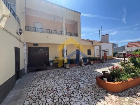 Moradia T4, no centro de Estremoz com quintal