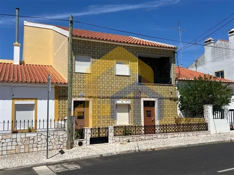 Moradia T4, no centro de Estremoz com quintal