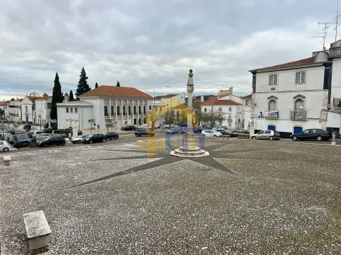 Moradia em Banda com Duas Habitações Independentes – Centro Histórico de Estremoz