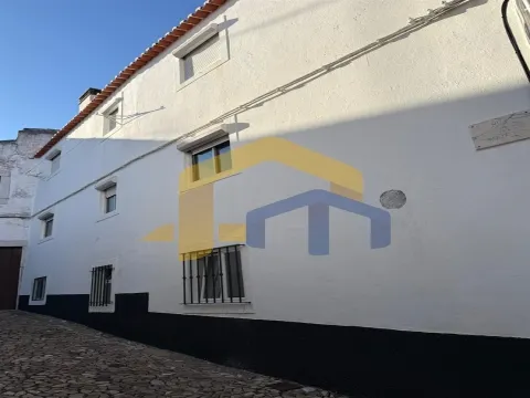 Moradia em Banda com Duas Habitações Independentes – Centro Histórico de Estremoz