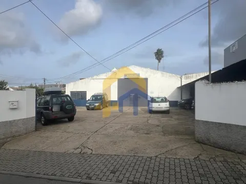 Armazém / Oficina de Serralharia Mecânica para venda em Estremoz