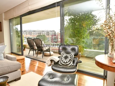 Apartamento T3 em condomínio fechado de luxo na Foz, excelente exposição solar, box para 4 carros.