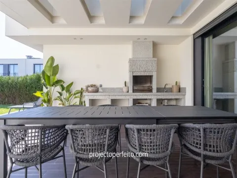 Twee onder één kap 4 kamerwoning + 1