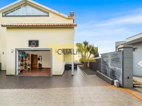 4-bedroom house + attic in Estreito da Calheta, Calheta