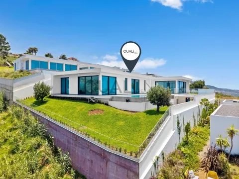 Moradia Minimalista de Luxo nos Prazeres com Vista Atlântica