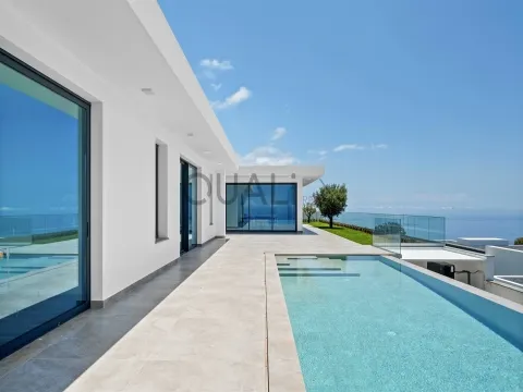 Moradia Minimalista de Luxo nos Prazeres com Vista Atlântica