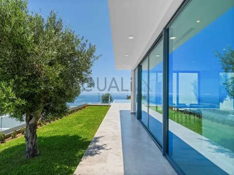 Moradia Minimalista de Luxo nos Prazeres com Vista Atlântica