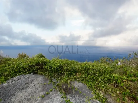 Terreno com 727 m2 nos Prazeres, Calheta