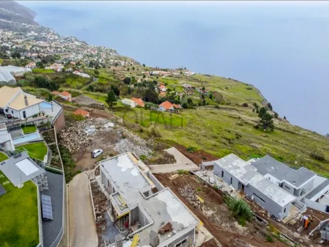 Terreno com 727 m2 nos Prazeres, Calheta