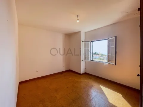 Haus mit zwei Schlafzimmern, Nebengebäude und Grundstück in der Nähe von Livramento, Funchal