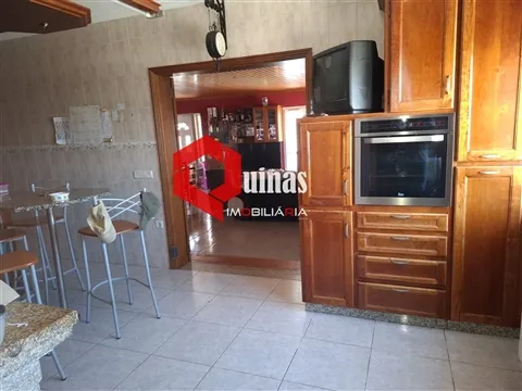 5-bedroom house with garage and land in the center of Sabugal.