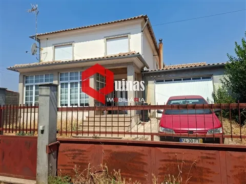 5-bedroom house with garage and land in the center of Sabugal.