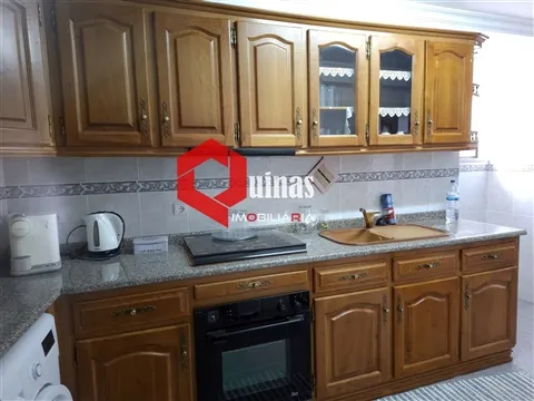 Tipica casa in pietra con 5 camere da letto, garage e ripostiglio.