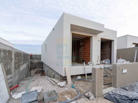 2-Bedroom Villa with Pool and Garage in Salir do Porto – Comfort and Modern Design