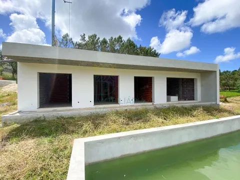 Moradia Moderna com Piscina – Tranquilidade e Perto da Praia