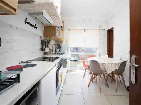 Apartamento T3 no Coração da Cidade – Com Garagem e Varandas