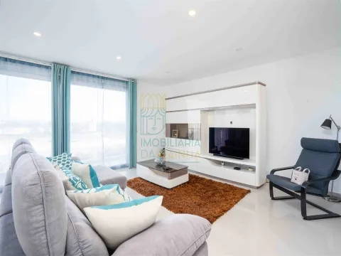 4-Bedroom Villa with Pool, Jacuzzi and Outdoor Space in Caldas da Rainha