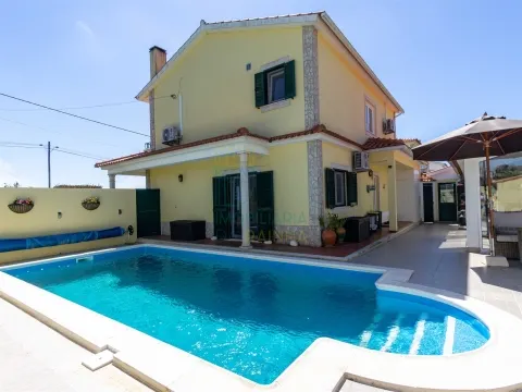 4-Bedroom Villa with Pool in Reguengo da Parada