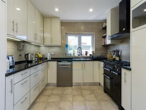 4-Bedroom Villa with Pool in Reguengo da Parada