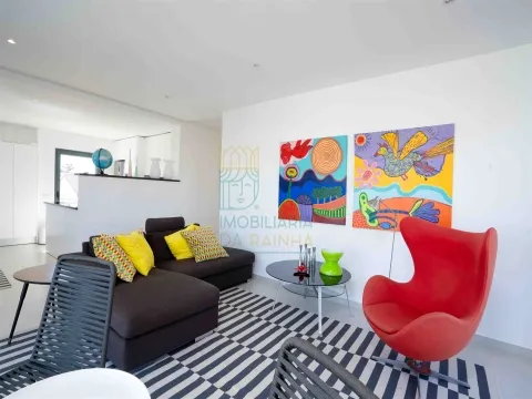 Apartamento T3 com piscina em condomínio privado junto à Praia