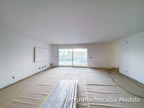 Moradia Térrea de Arquitetura Contemporânea com Piscina