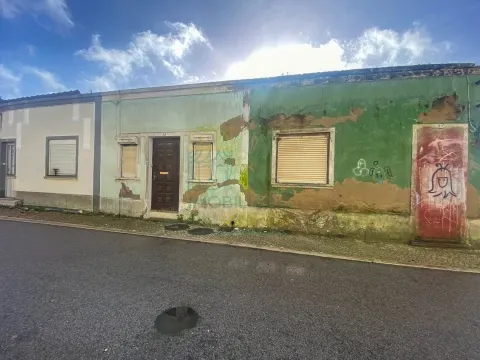 Conjunto de 3 Moradias para Recuperar em Caldas da Rainha