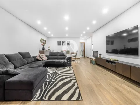 Moradia V6 em Laundos com Garagem