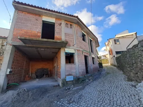 Moradia T3 com 2 pisos de arquitetura tradicional.