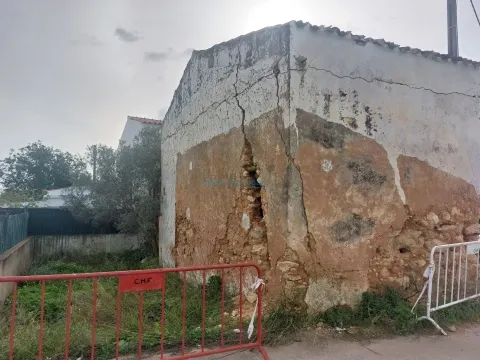 Ruina com 2 pisos e quintal, para reconstrução