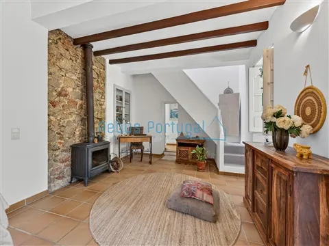Moradia T3+1 de Charme Tradicional com Jardim e Potencial de Anexo