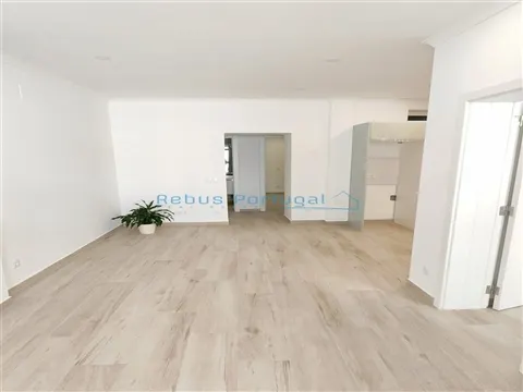 Maison de ville rénovée avec terrasse, à pied du centre de Faro