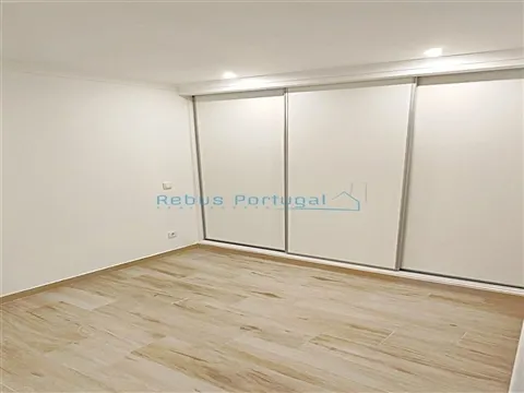 Maison de ville rénovée avec terrasse, à pied du centre de Faro