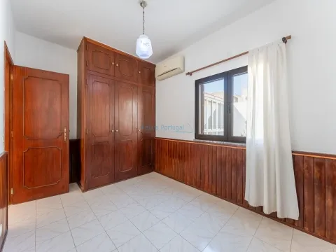  Doppelhaus mit 3 Schlafzimmern, 2 Badezimmern und Garage