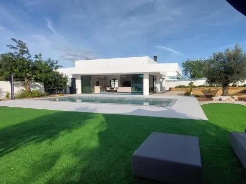 Luxusvilla mit 4 Schlafzimmer und Pool